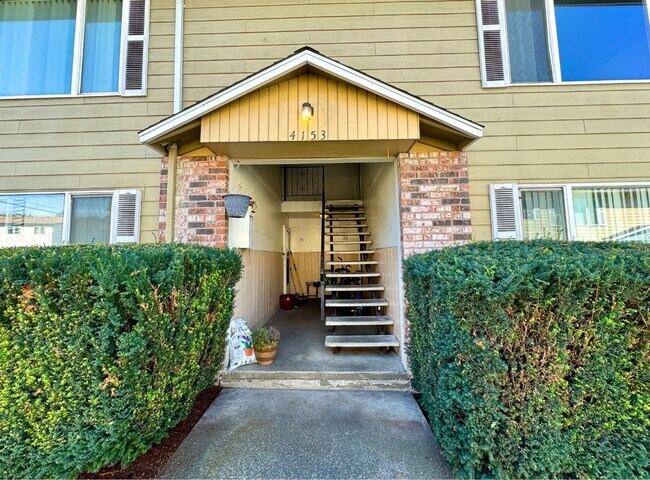 Building Photo - Freshly Updated Top Floor One Bedroom w/ Fresh Paint, New Shower Surround & Stainless Appliances~...