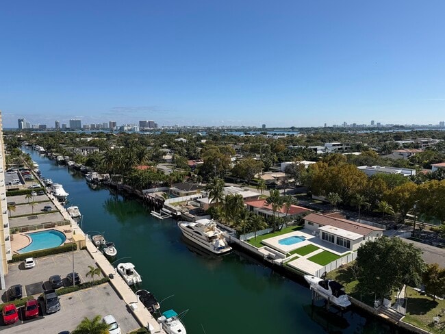 Building Photo - 2000 NE 135th St