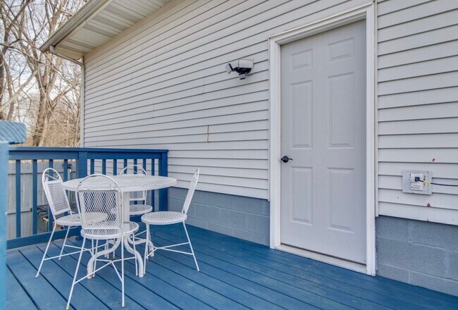 Building Photo - Hillside