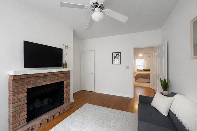 Building Photo - 677.5 W Wrightwood Ave