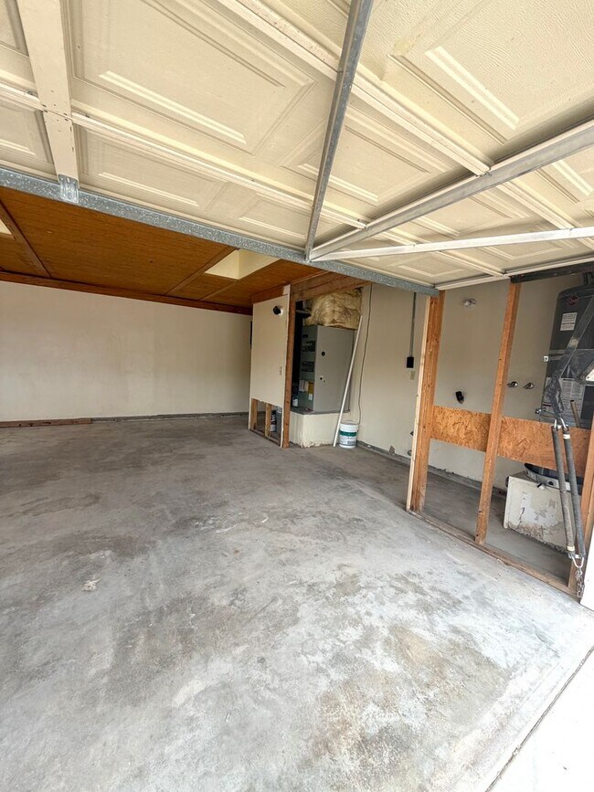 Building Photo - Inviting 3 Bedroom 2 Bathroom Home
