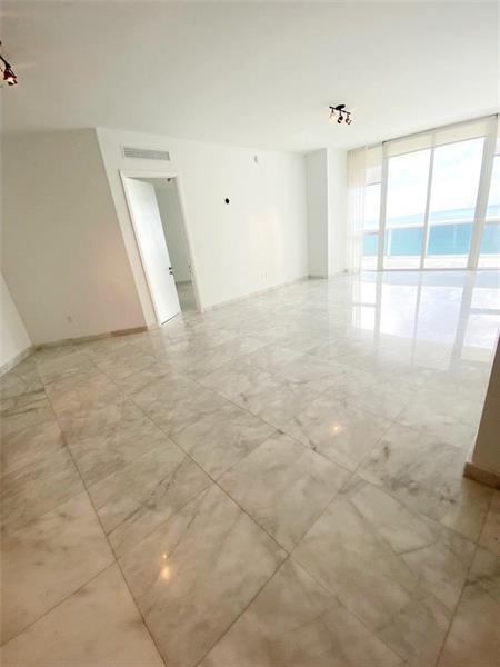 Building Photo - 16001 Collins Ave