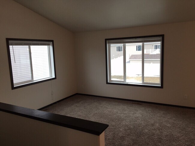 Building Photo - 3 Bed 3 Bath Twin Home