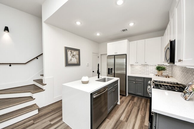 Building Photo - 6018 Knox St