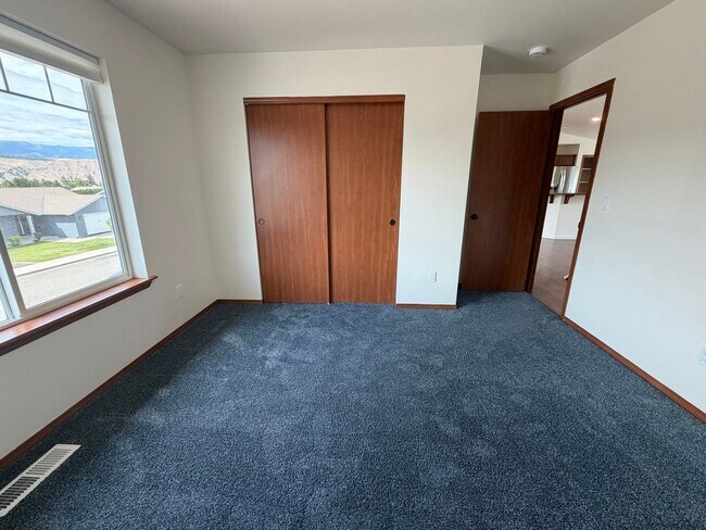 Building Photo - Now renting 4 bedroom House