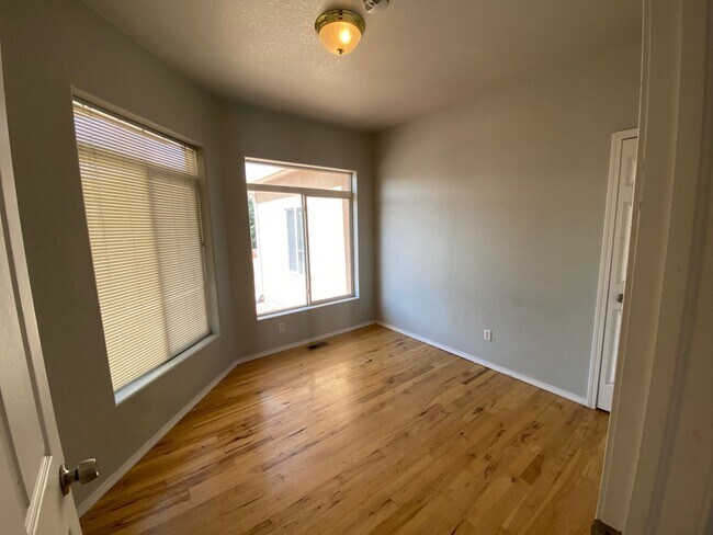 Building Photo - 5 Bedroom/ 3 Bath Home