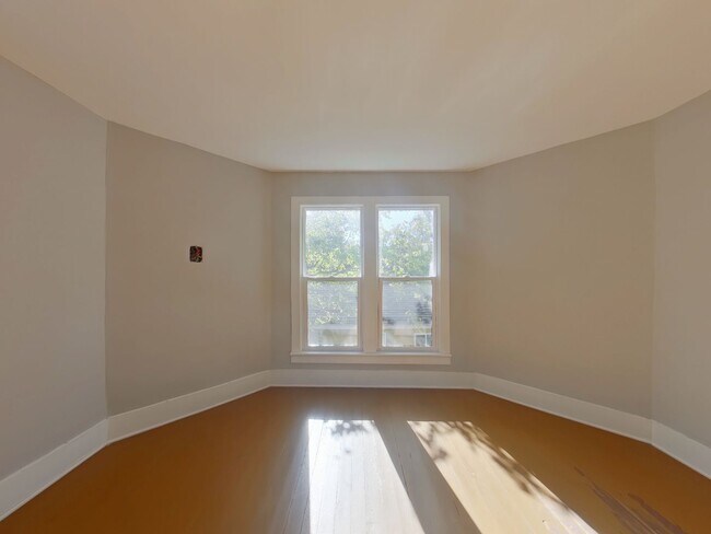 Building Photo - 3 Bedroom Home