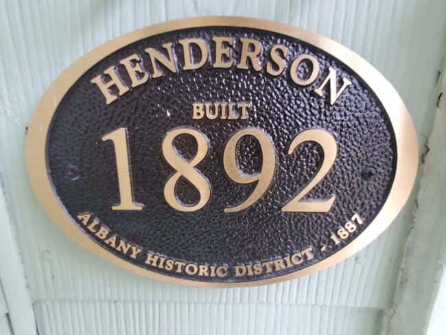 Building Photo - 633 Moulton St E