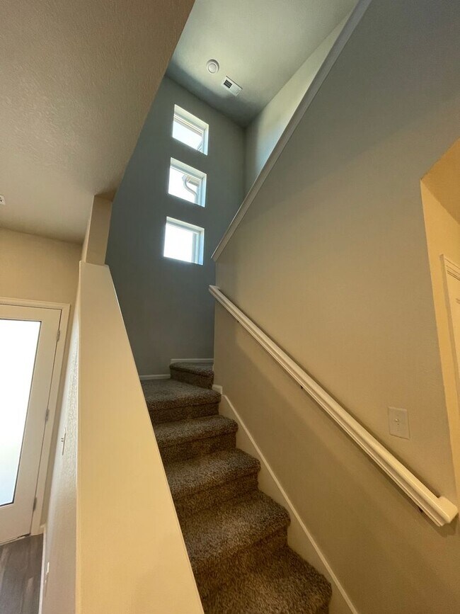 Building Photo - Updated 3 Bedroom Townhome Available July