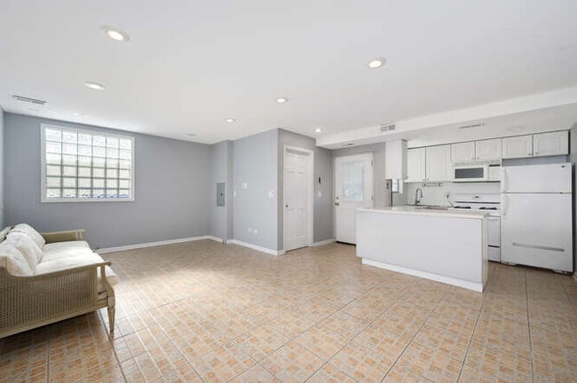 Building Photo - 2833 N Francisco Ave