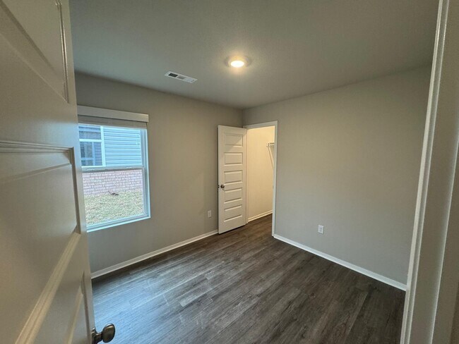 Building Photo - 6509 NW Vandergriff St