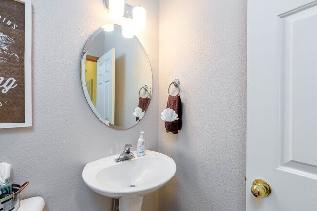 Building Photo - 951 Golden Pheasant Dr