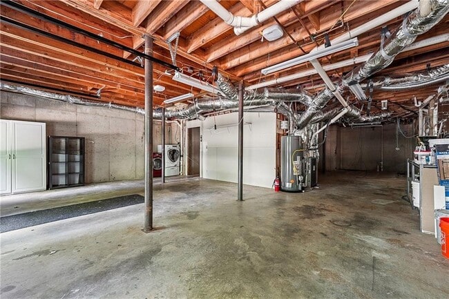 Building Photo - 5600 Surrey Ct