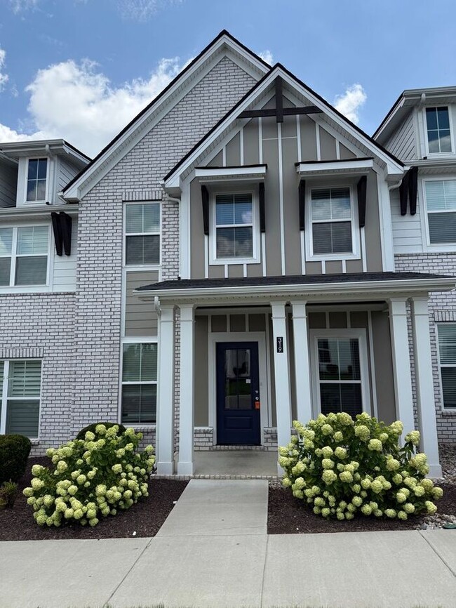 Building Photo - FOR RENT - Beautiful Townhome in Henderson...