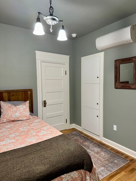 Building Photo - 729 NE Shaver St