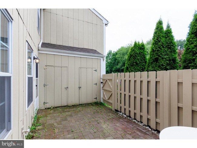 Building Photo - 8 Pond View Dr