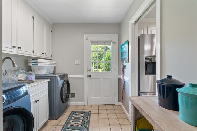 Building Photo - 4241 Rivercliff Crescent W