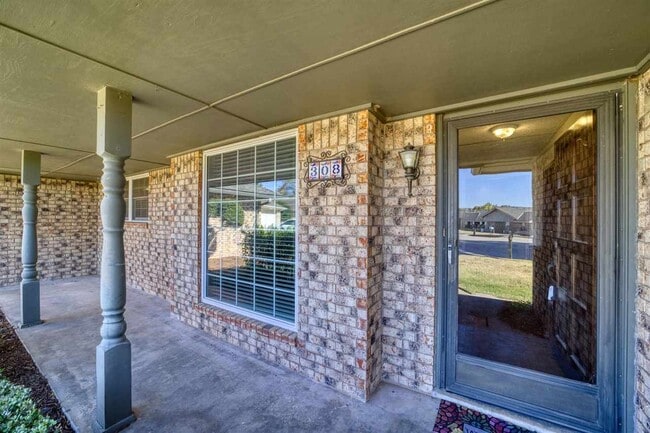 Building Photo - 308 SE Camelot Dr