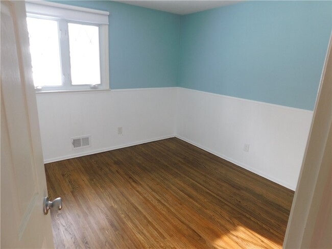 Building Photo - 32 Crystal Spring Ln