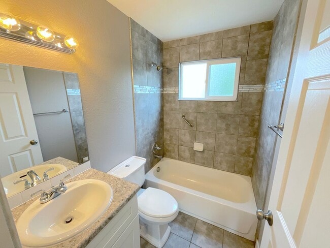 Building Photo - 3 Bedroom Home Available Near S Academy Bl...