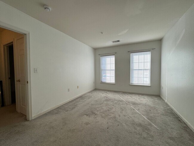 Building Photo - Spacious 3 Bed 3 Bath Condo With Balcony I...