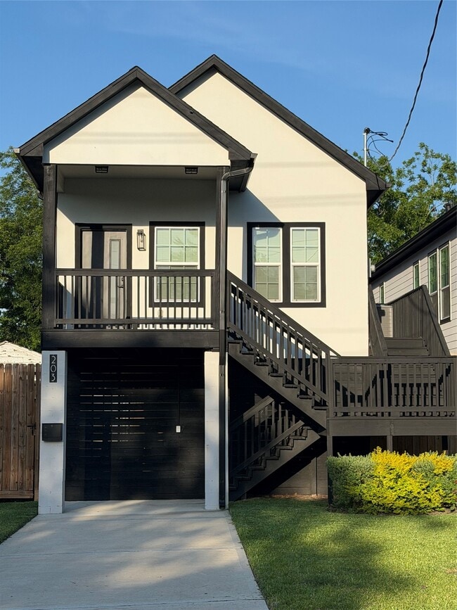 Building Photo - 205 3rd St