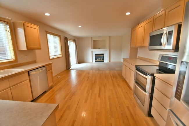 Building Photo - 4Bd/2.5Ba Everett House