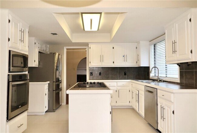 Building Photo - 201 Norwood St W