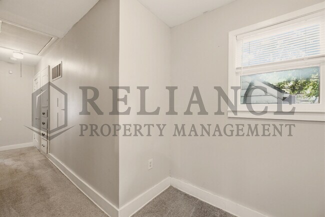 Building Photo - 703 S Grove Dr