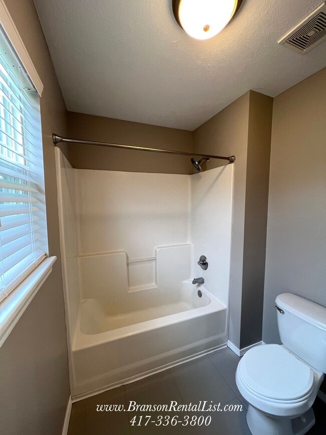 Building Photo - Newly Remodeled 3BR/2BA