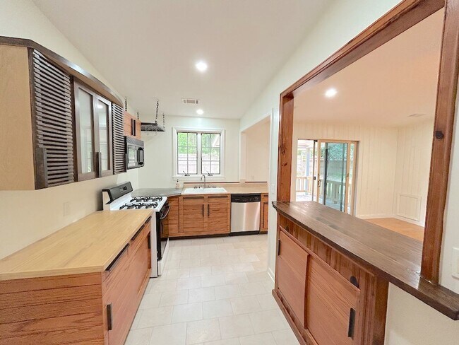 Building Photo - 54 Falligant Ave