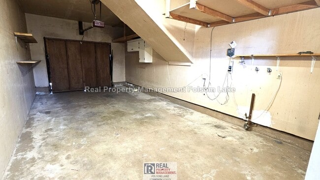 Building Photo - 3BR / 1.5BA Duplex – Water, Sewer, Trash & Gardener Included – Pet Friendly