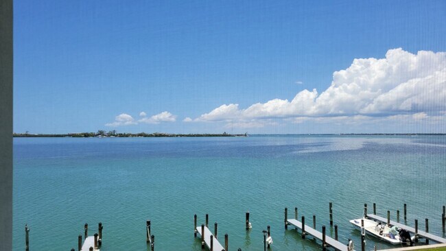 Building Photo - Annual UNfurnished top floor Bay front 2/2 condo with full views of Sarasota Bay