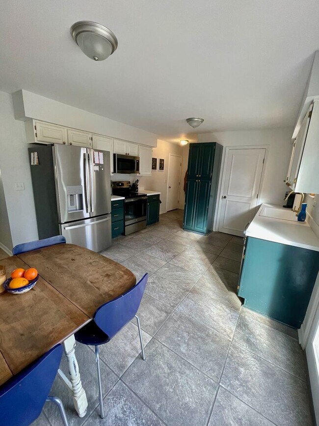 Building Photo - 5997 Vereker Dr