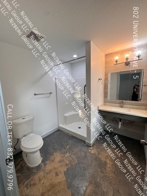 Building Photo - 802 University Ave