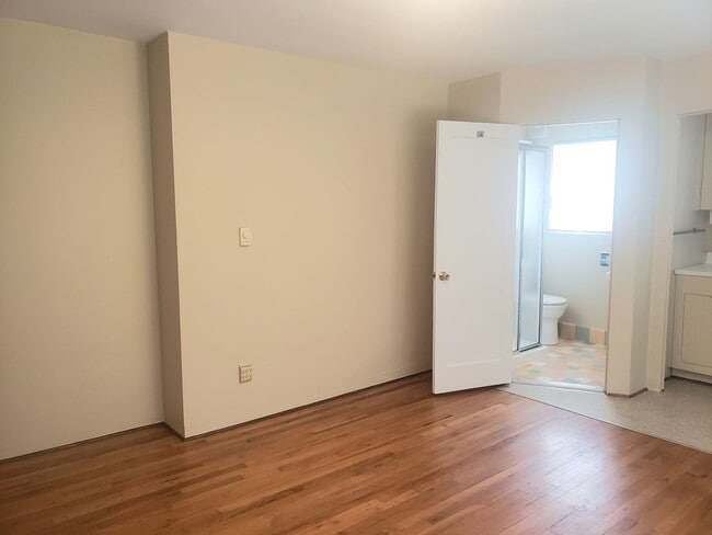 Building Photo - Classic Studio Apartment in The Heart of Sellwood