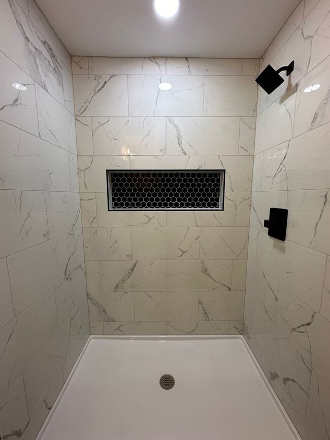 Building Photo - Gorgeous townhome on Candlers Mt! Close to LU.