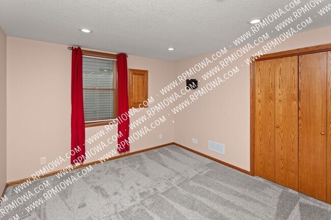 Building Photo - 8912 Highland Oaks Dr