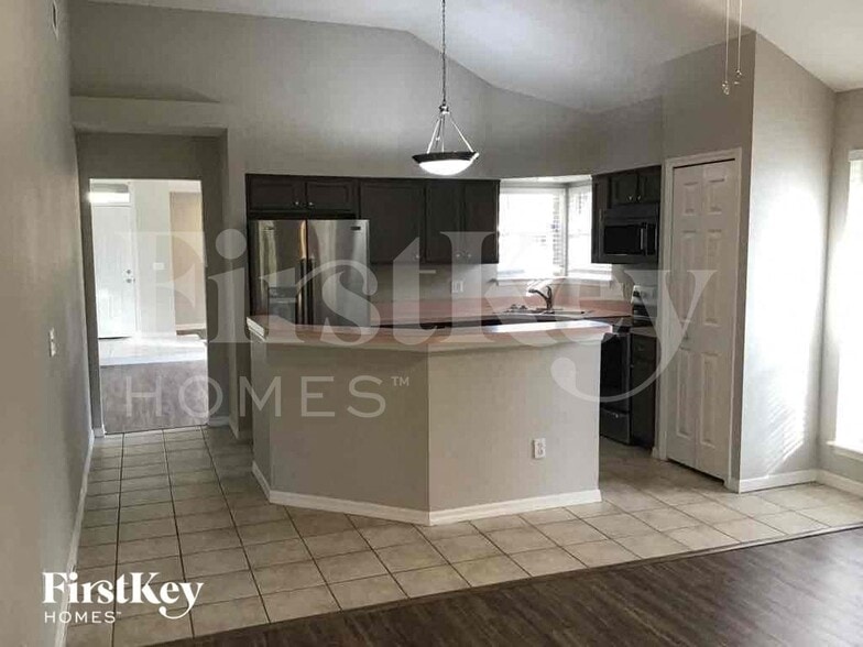 Building Photo - 1575 Pine Ct