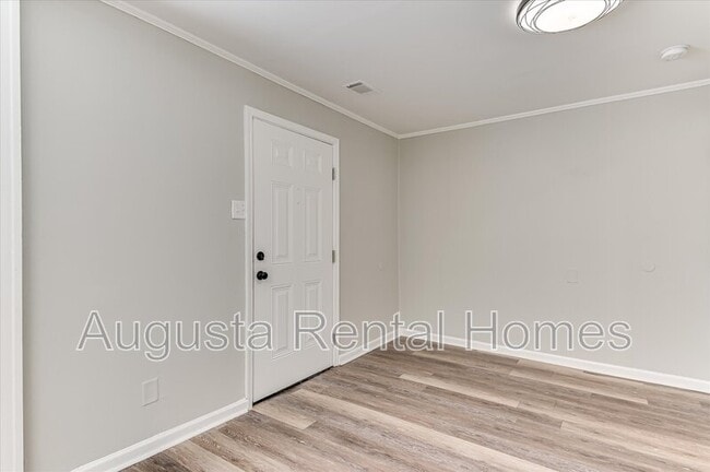 Building Photo - 2128 Roosevelt Dr