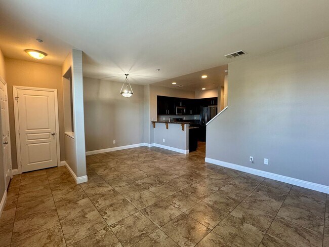 Building Photo - 3 Bed 2.5 Bath plus extra room Townhouse Style Condo / Attached 2 Car Garage