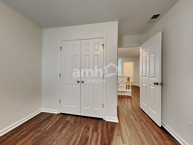 Building Photo - 422 Lions Den Dr