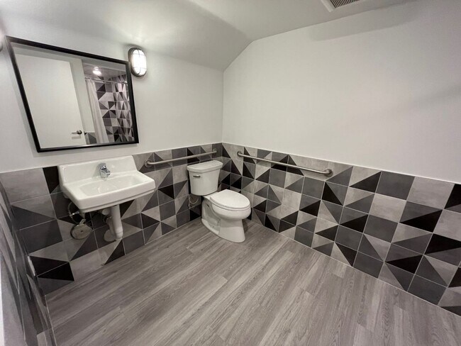 Building Photo - $1,000 OFF FIRST MONTH"S RENT!! SPACIOUS STUDIO IN OAKLAND!