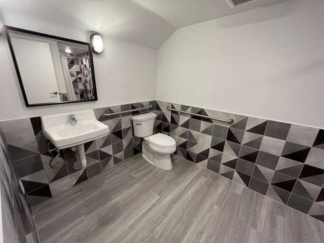 Building Photo - $500 OFF FIRST MONTH"S RENT!! SPACIOUS STUDIO IN OAKLAND!