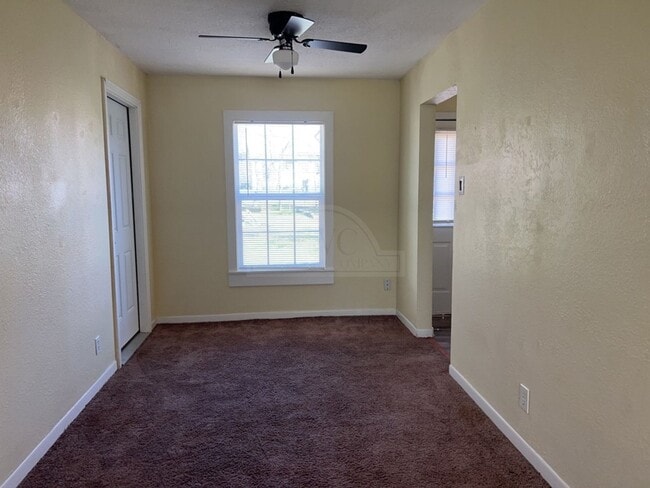 Building Photo - 515 W Kern Rd