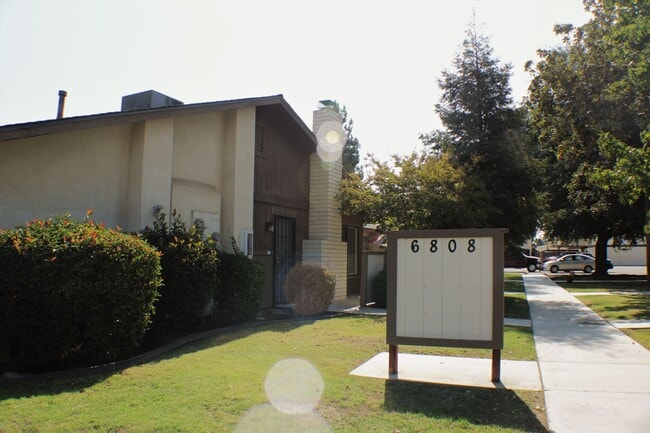Primary Photo - 6808 N Half Moon Dr