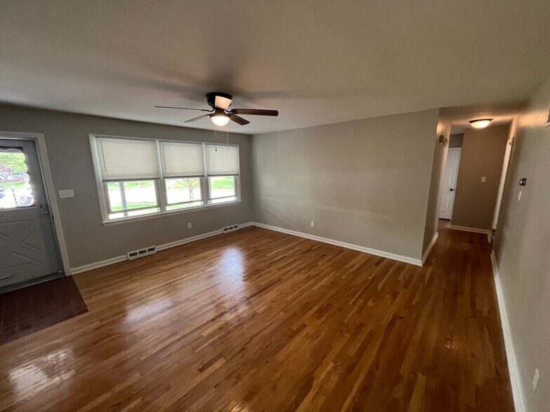 Building Photo - 2700 Barnsley Rd