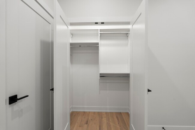 Building Photo - 428 E 50th Pl