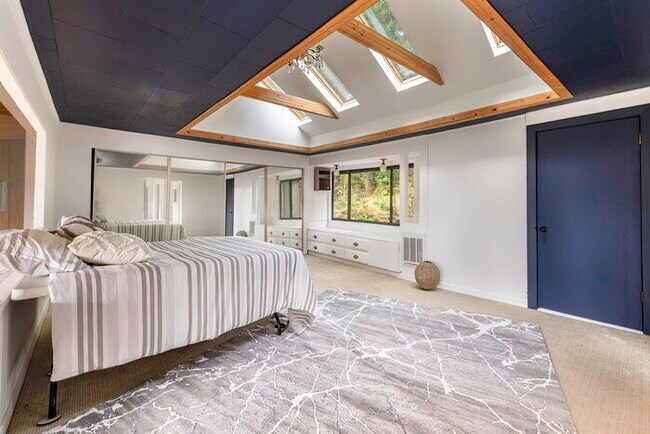 Building Photo - BEAUTIFUL CABIN STYLE HOME ACROSS FROM SILVER LAKE