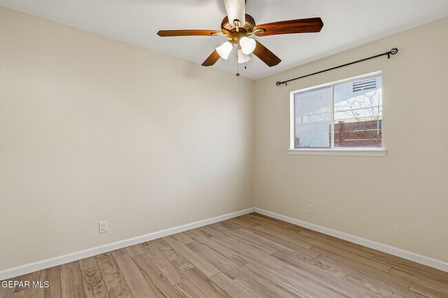 Building Photo - 5713 Creston Ave